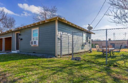 Cozy retreat minutes from stadiums - Photo 21