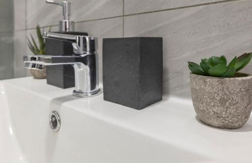 Station Side Sanctuary - 2BR Central Brighton Stay - Foto 41