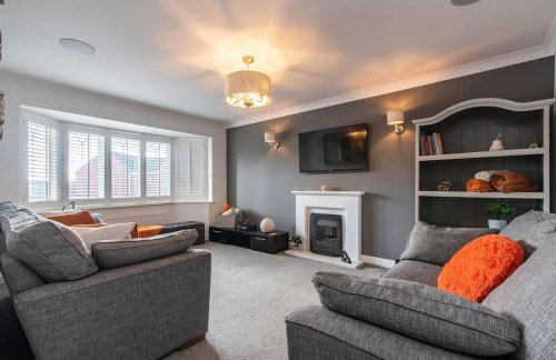 5Bed House with Games Room & Slide! Fast WiFI & FREE Parking - Photo 22