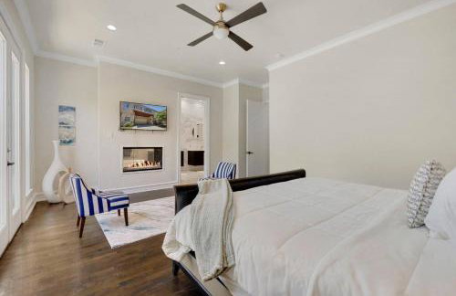 Luxury Oak Lawn Home | Game Room, Parking, Balcony - Foto 13