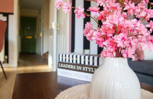 4x Bed Elegant Home with Parking - Photo 18