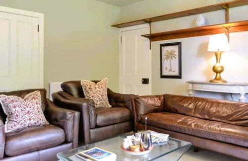 Reidochie Stables luxury haven overlooking garden - Photo 11