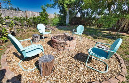Pet Friendly & Firepit Minutes to Beach Sleeps 6 - Foto 50
