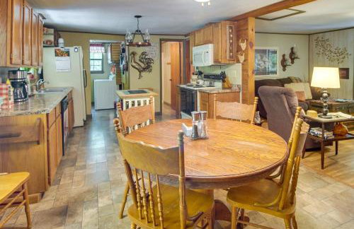 Pet-Friendly Elkins Vacation Rental with Decks! - Foto 7