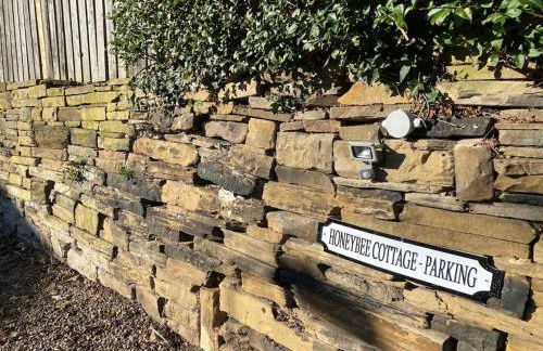 Honeybee Cottage, with a log fire & a hot tub. - Foto 26