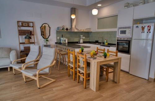 Stunning Home, AC, Beach, Backyard, 4 BR - Photo 9