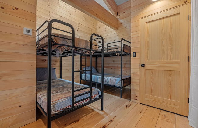 Ski Cabin w Hot Tub Gas Fireplace Near Cranmore - Photo 34