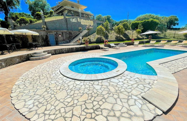 Pool, Jacuzzi and Events Room - Charming Villa in Umbria - Sleeps 24 - Lake View - Foto 71