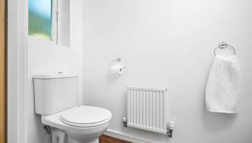 Stylish Manchester 4 Bed House with Garden - 4 Doubles Beds & 1 Single Bed - Sleeps 9 - Salford - FREE PARKING - SMART TVs in every bedroom - FREE NETFLIX - 6 min to City Centre, Close to Trafford Centre, Etihad Stadium, Manchester Arena, Clubs & more - Foto 5