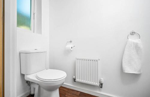 Stylish Manchester 4 Bed House with Garden - 4 Doubles Beds & 1 Single Bed - Sleeps 9 - Salford - FREE PARKING - SMART TVs in every bedroom - FREE NETFLIX - 6 min to City Centre, Close to Trafford Centre, Etihad Stadium, Manchester Arena, Clubs & more - Foto 5