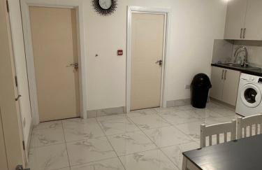 Lovely Hillingdon Family Holiday Home - 6 bedrooms - Foto 29