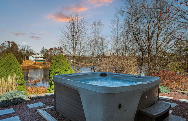 Laker s Pointe by Avantstay Lakefront Private Peninsula Hot Tub Game Room - Photo 3