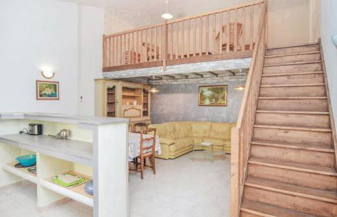 Nice Apartment In Le Sambuc With Wifi - Foto 18