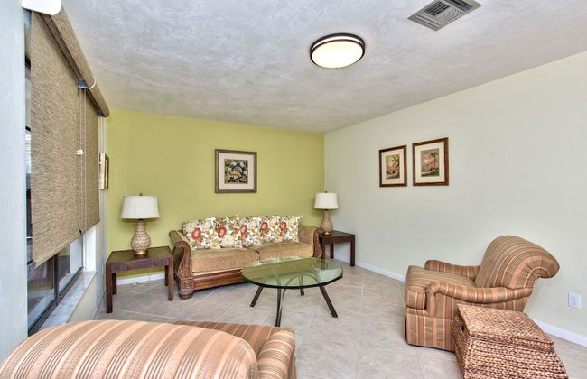 Avanti Vacation Rental, Relaxing 3-BR Retreat with Private Pool Minutes from Vanderbilt Beach and Delnor-Wiggins State Park. Enjoy Southern Exposure, BBQ Area, and Pet-Friendly Comfort - Foto 7