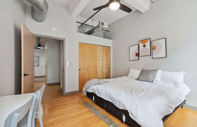 Spacious 2BR Downtown Retreat - Photo 6