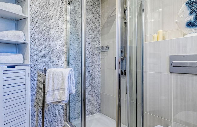 Golfinhos Magnificent Spacious 5 Bedroom Villa - Foto 73