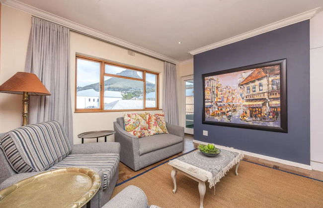 Vibrant and Safe 2 Bedroom Apartment - Photo 10