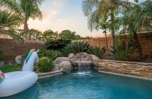 Entire Private Home with 4 Bedrooms, Pool, Hot Tub, King Bed, Garage, Available Now - Foto 71