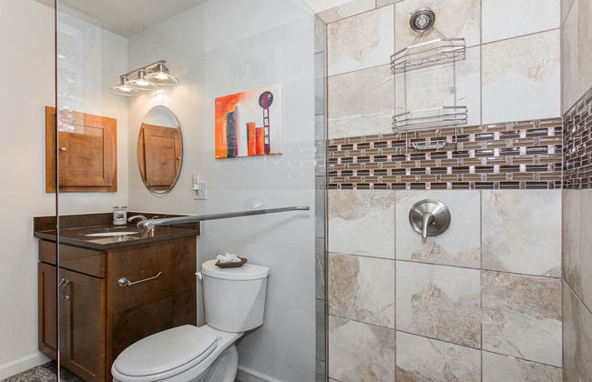 Waterfront 5 BR w/ Hot Tub Sleeps 13! - Foto 34