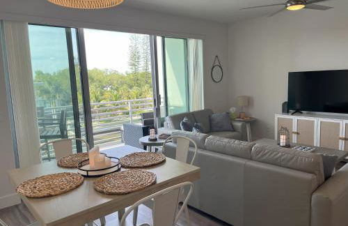 Luxury 2 Bed 2 Bath Waterfront Condo with Patio Sunsets Gym and Parking - Foto 17