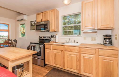 Lovely Cottage Retreat in Texas Hill Country with Cypress Creek Views near Hamilton Pool - Foto 25