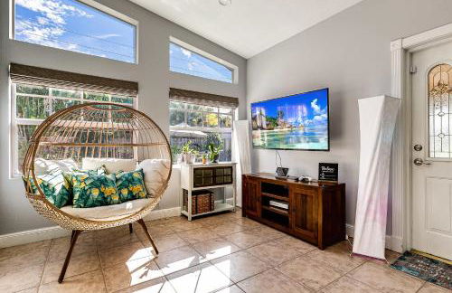 South Florida Spacious Oasis 4BR Retreat with 2 King Beds, Amazing Pool, near Beaches - Photo 45