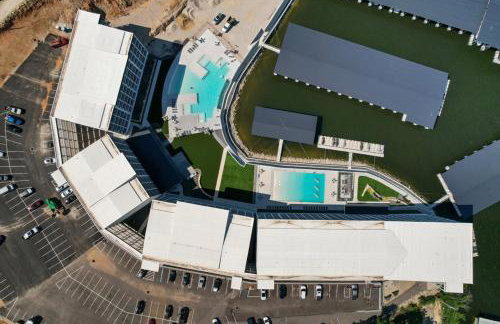 Family-Fun Lakeside Luxury at Topsider in Osage w/ 2 Pools, Prime Views Pack N' Play & Games - Foto 48