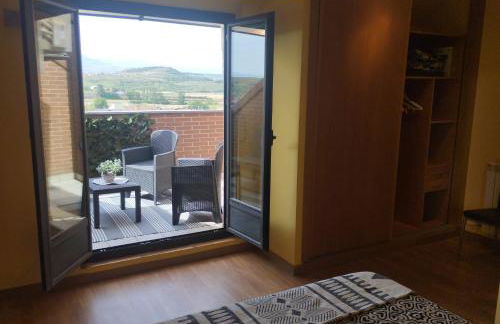 Duplex con terraza y vistas a la montaña internet aire acondicionado frente a piscinas públicas - Foto 16