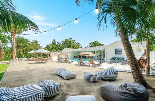 Deluxe Waterfront Villa with BBQ, Pool and Game Room - Photo 38