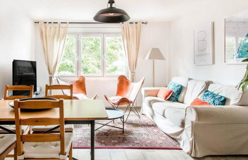 Charming Apartment With Vibrant Accents - Photo 24