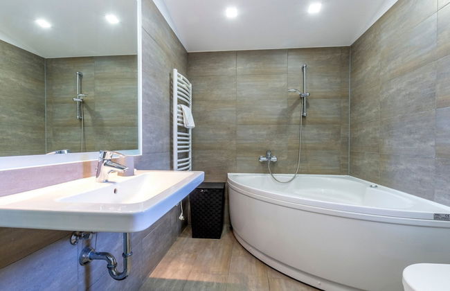 Serene Rural Villa With Pool, Sun Deck, and Children's Play Area - Foto 31