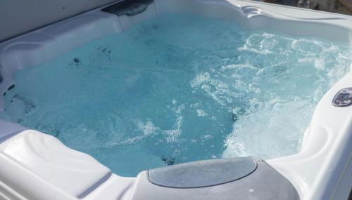 Skylark sleeps 8 private Hot Tub & Dogs welcome Nr Padstow, Resort Pool Bar & Watersports - Foto 4