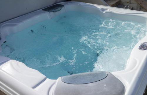 Skylark sleeps 8 private Hot Tub & Dogs welcome Nr Padstow, Resort Pool Bar & Watersports - Foto 4