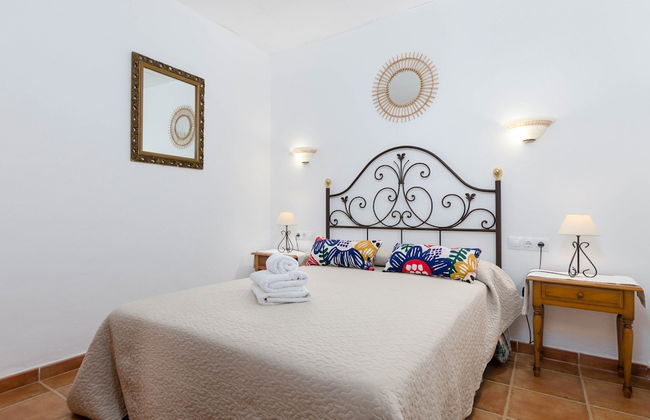 Private Villa With Inviting Space - Photo 2