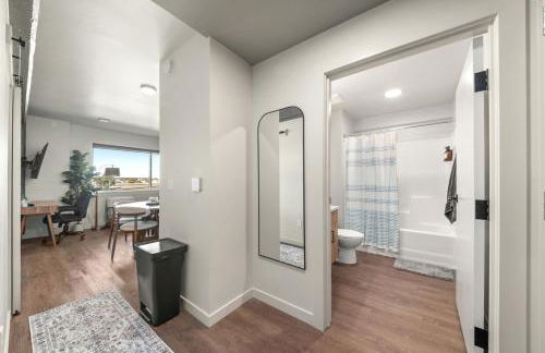 2BR Apartment in DT with Parking - Foto 32