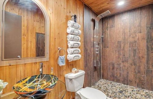 Cabin Retreat with Hot Tub - Foto 7