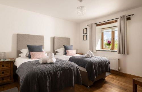 Corn Barn at East Trenean Farm -Luxury Cornish Barn Conversion sleeping 8 with hot tub, private garden, rural views and EV facilities - Foto 32