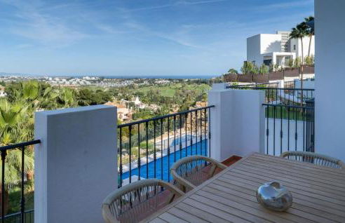 Serene hideaway, luxurious 2-bedroom penthouse apartment in the exclusive Paraíso Pueblo - Photo 27