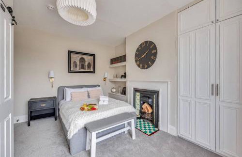 Beautiful 5 Bedroom 4 Bathroom House in W6 by Yoko Property - 10 minute's to Central London - Free Parking, Fast WiFi, Work Desks and SmartTVs with Disney and Netflix - Foto 8