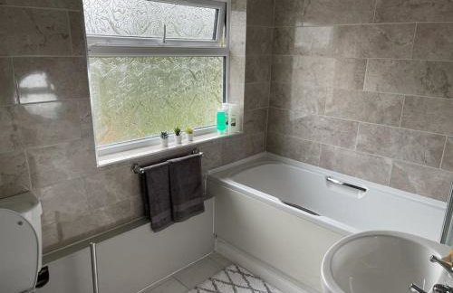 Charming 3-Bed Home Comfortable Stay in Coalville - Photo 7