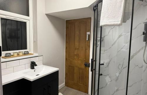 Large Luxury 4 bedroom home with parking - Foto 59