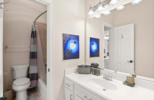 Spacious 4BR 3BA with Yard Mins to LakeLewisville - Foto 27