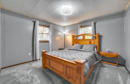 Cozy Houghton Lake Home with Fire Pit and Porch - Foto 13