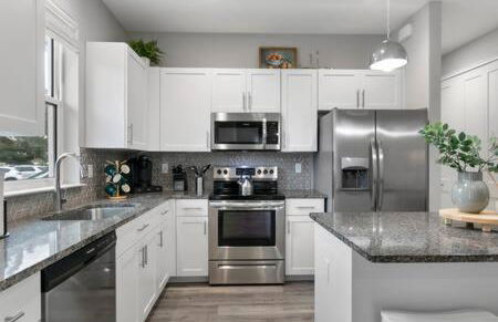 NEW! Canopy Cove, Luxury Downtown Apartment Near Main St - Foto 10