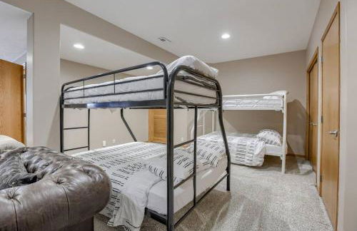 Spacious Pool House with tons of amenities! - Foto 55