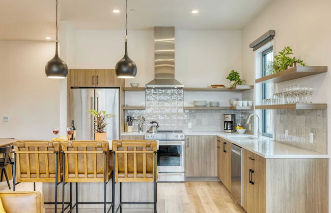 Sleeps 40! 8 Modern Units/20 Bdrs w/ Deck+hot Tub, 10mins to Downtown & Old Bend - Photo 19