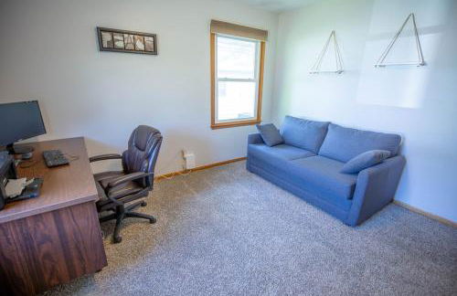 Work & Relax, 3BR Home with Office, Close to Downtown & Prairie Trail, Parking - Foto 15
