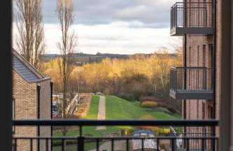 Lovely Home Near Canal, Park, & Central MK - Photo 16