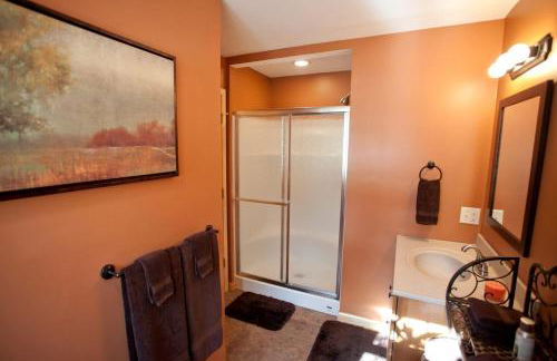 Lakefront Cozy Cabin with Hot-tub in Carbondale, Illinois - Foto 10