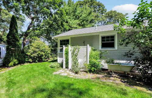 1 Story Family Home Half Mile to Beach with Patio , Grill, Office with Twin Beds, Peaceful Wooded Setting, Spacious Driveway, Garden Views, Walk to Shore, Perfect Cape Cod Getaway for Families - Foto 19